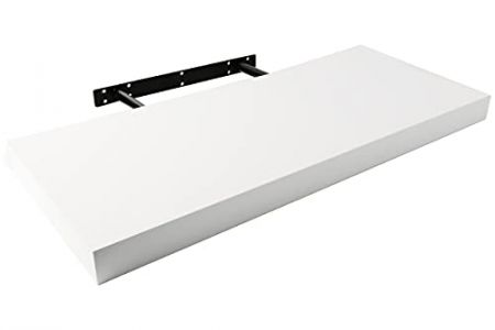 estantería blanca pared